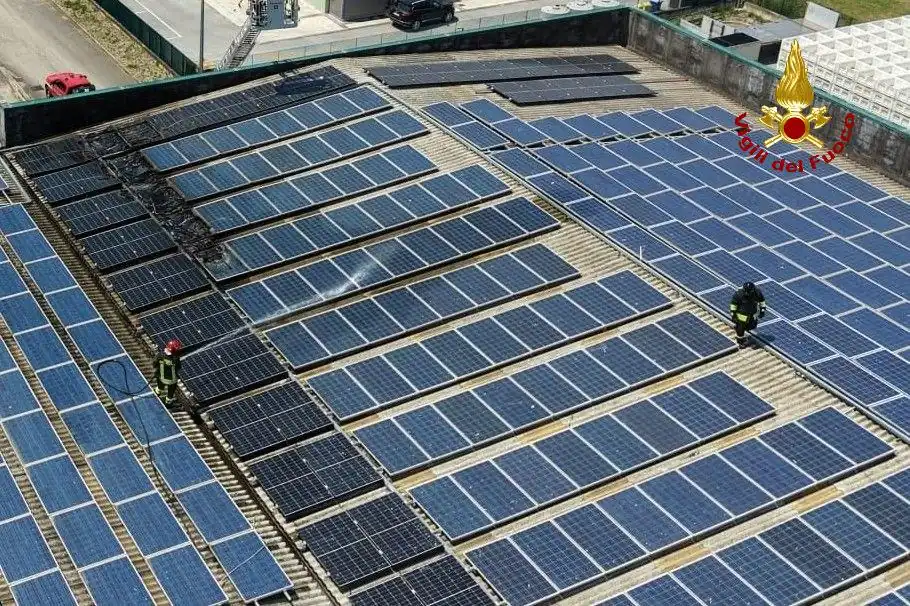In fiamme impianto fotovoltaico su un capannone, paura alla Zona industriale
