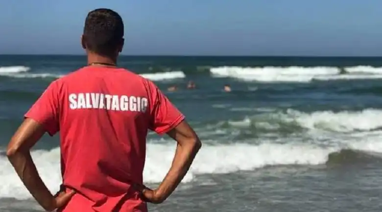 Termoli, doppio salvataggio sul litorale nord: decisivo l’intervento dei bagnini