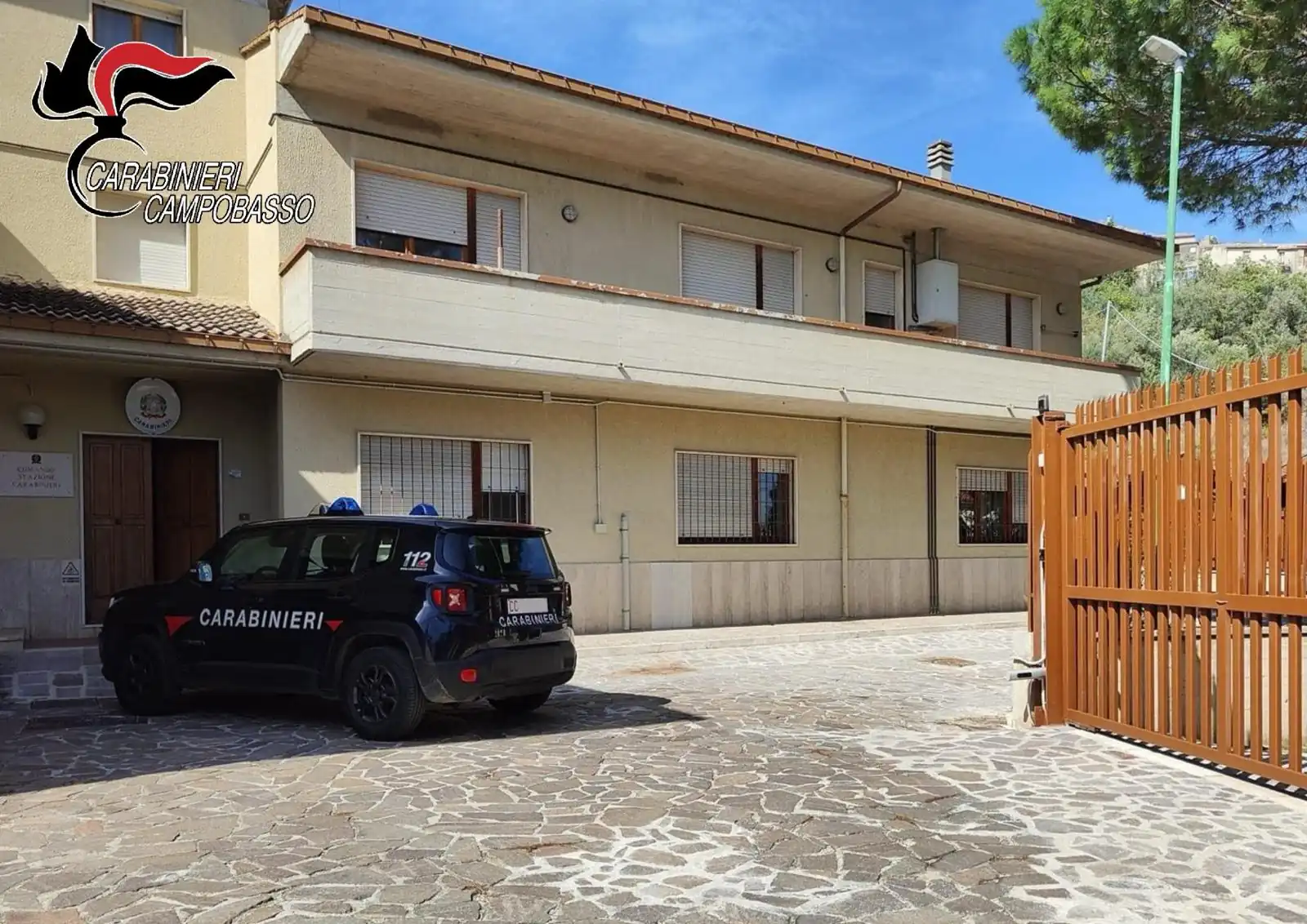 Punta l'auto e sperona tre persone sulla panchina per rancori con la ex moglie