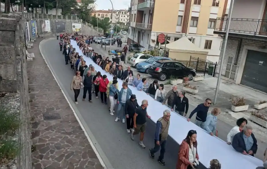 Un lenzuolo da cento metri per salvare l’ospedale di Agnone